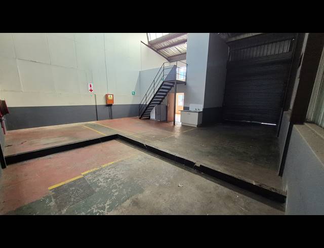 140M² FACTORY TO LET IN APEX